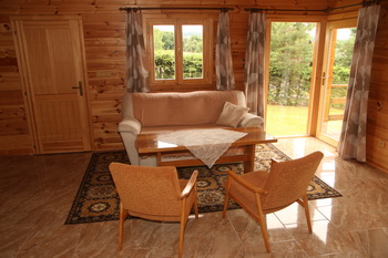 Chata Hořehledy - obývací pokoj s francouzským oknem